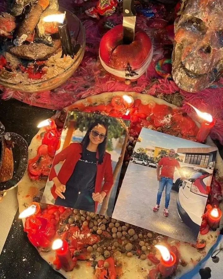 Altar ritual preparado con velas rojas y elementos espirituales para un trabajo personalizado