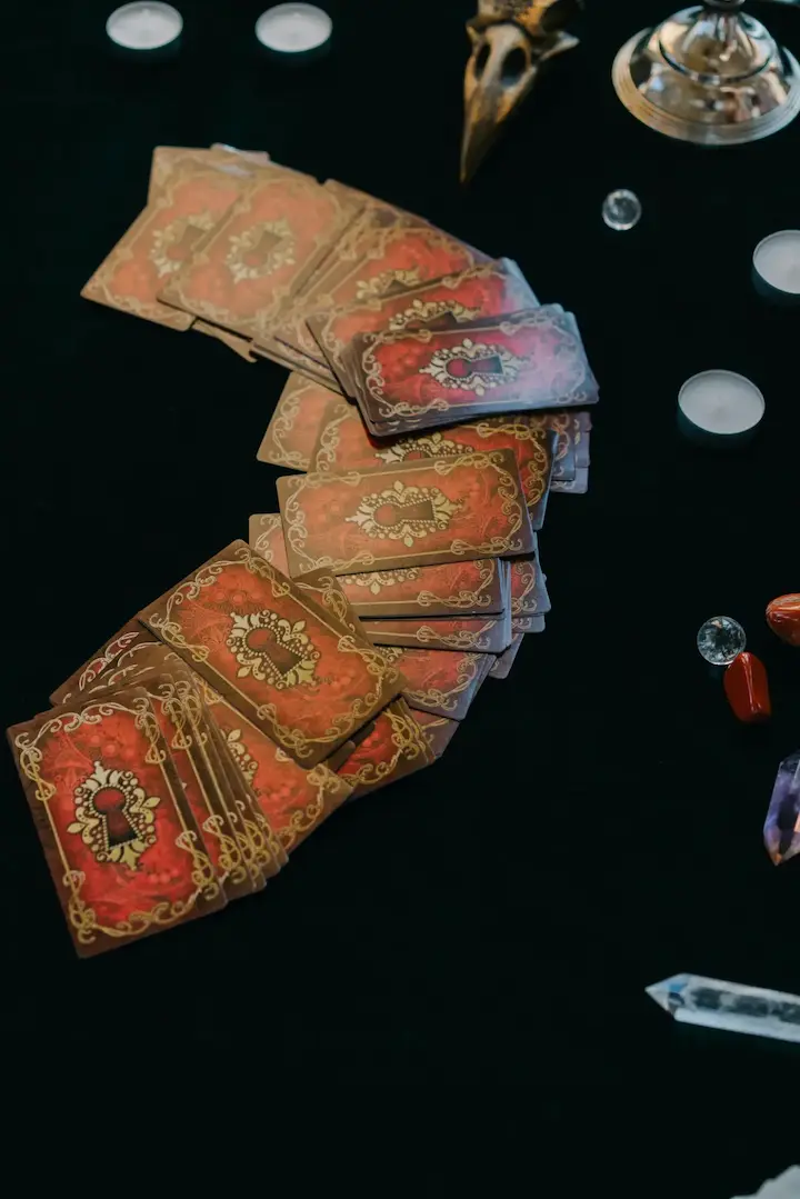 Cartas de tarot dispuestas sobre la mesa durante una lectura energética